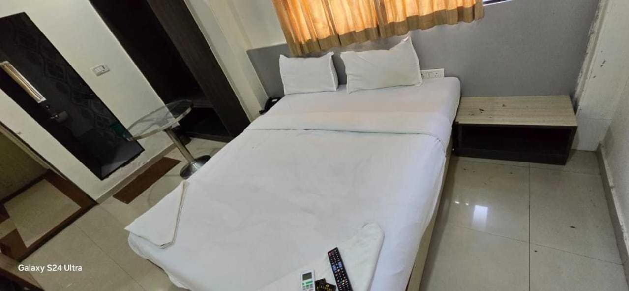 Hotel O Sargam Lodging And Boarding Ulhasnagar Ngoại thất bức ảnh