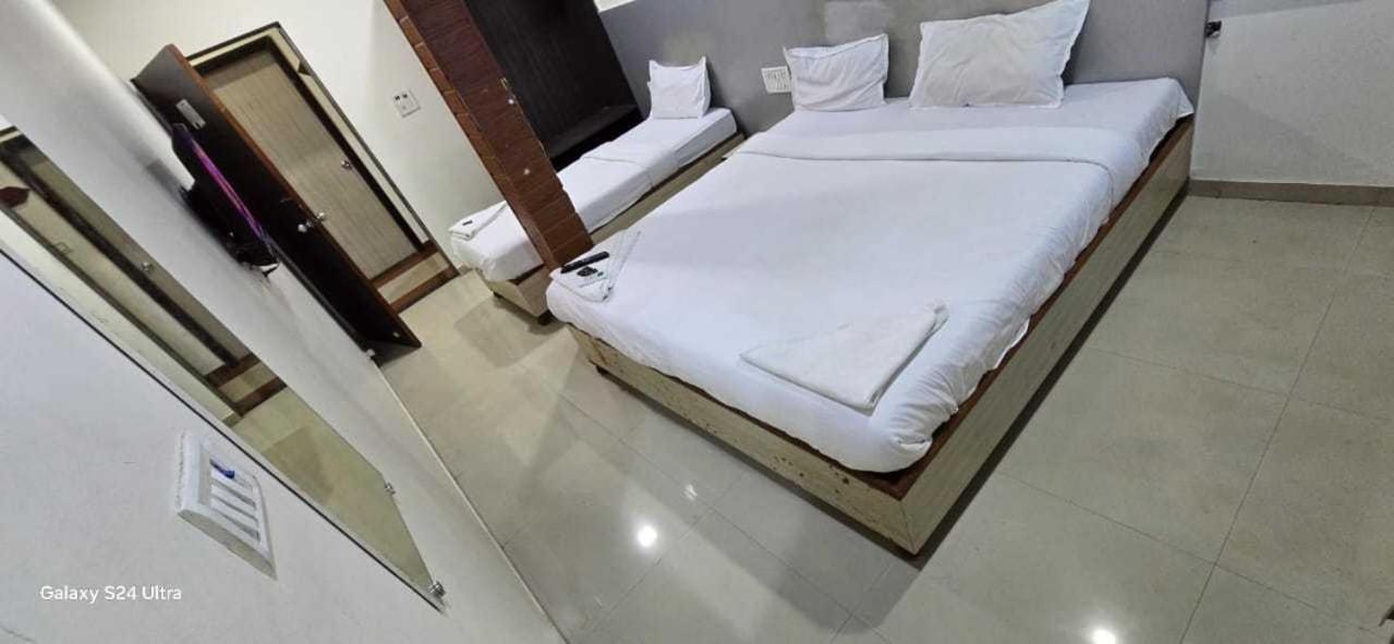 Hotel O Sargam Lodging And Boarding Ulhasnagar Ngoại thất bức ảnh