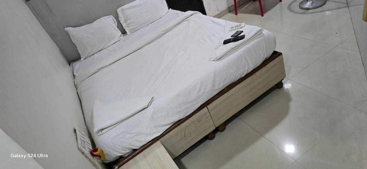 Hotel O Sargam Lodging And Boarding Ulhasnagar Ngoại thất bức ảnh