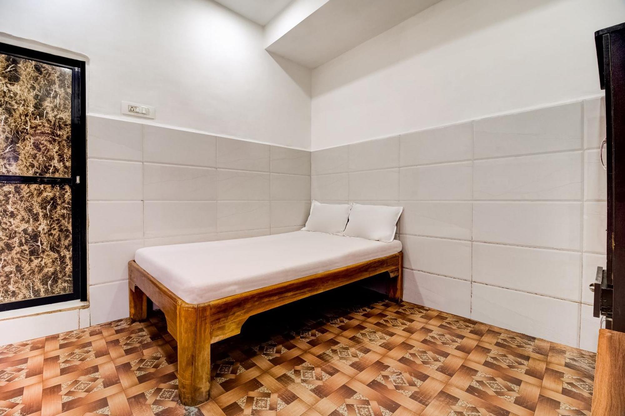 Hotel O Sargam Lodging And Boarding Ulhasnagar Ngoại thất bức ảnh
